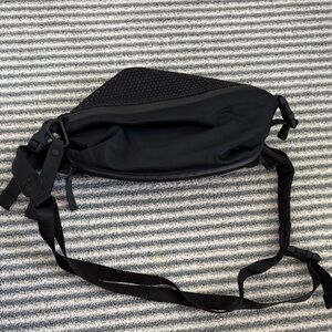 Black lululemon Sling Bag